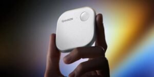 SpeakOn device magnetically attached to an iPhone via MagSafe